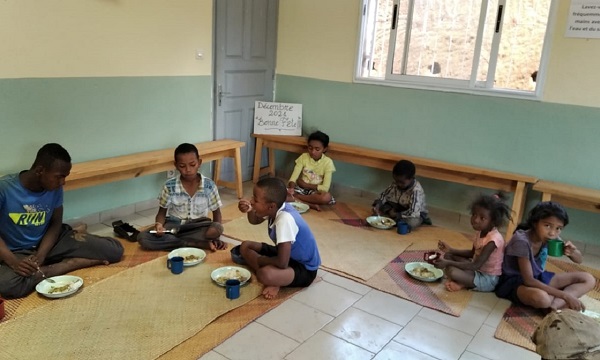 Foto di bambini che stanno mangiando durante le feste