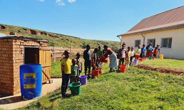 Bambini che fanno la fila per l'acqua