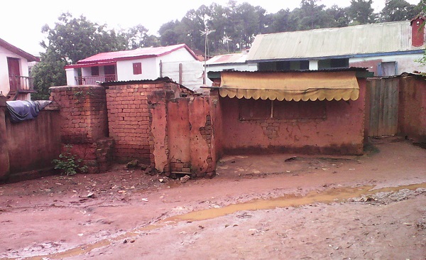 Foto Villaggio di andakana dopo la pioggia