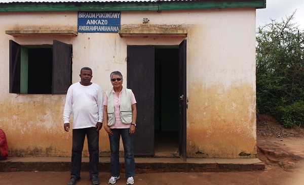 Foto del presidente con una persona davanti al comune di Ankazo