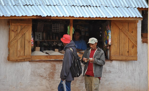 Foto di persone al tabaccaio malagasy