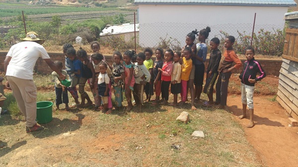 bambini in fila per lavarsi le mani